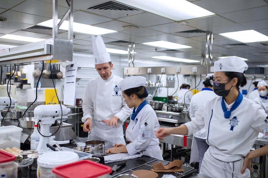 chef teaching to cook