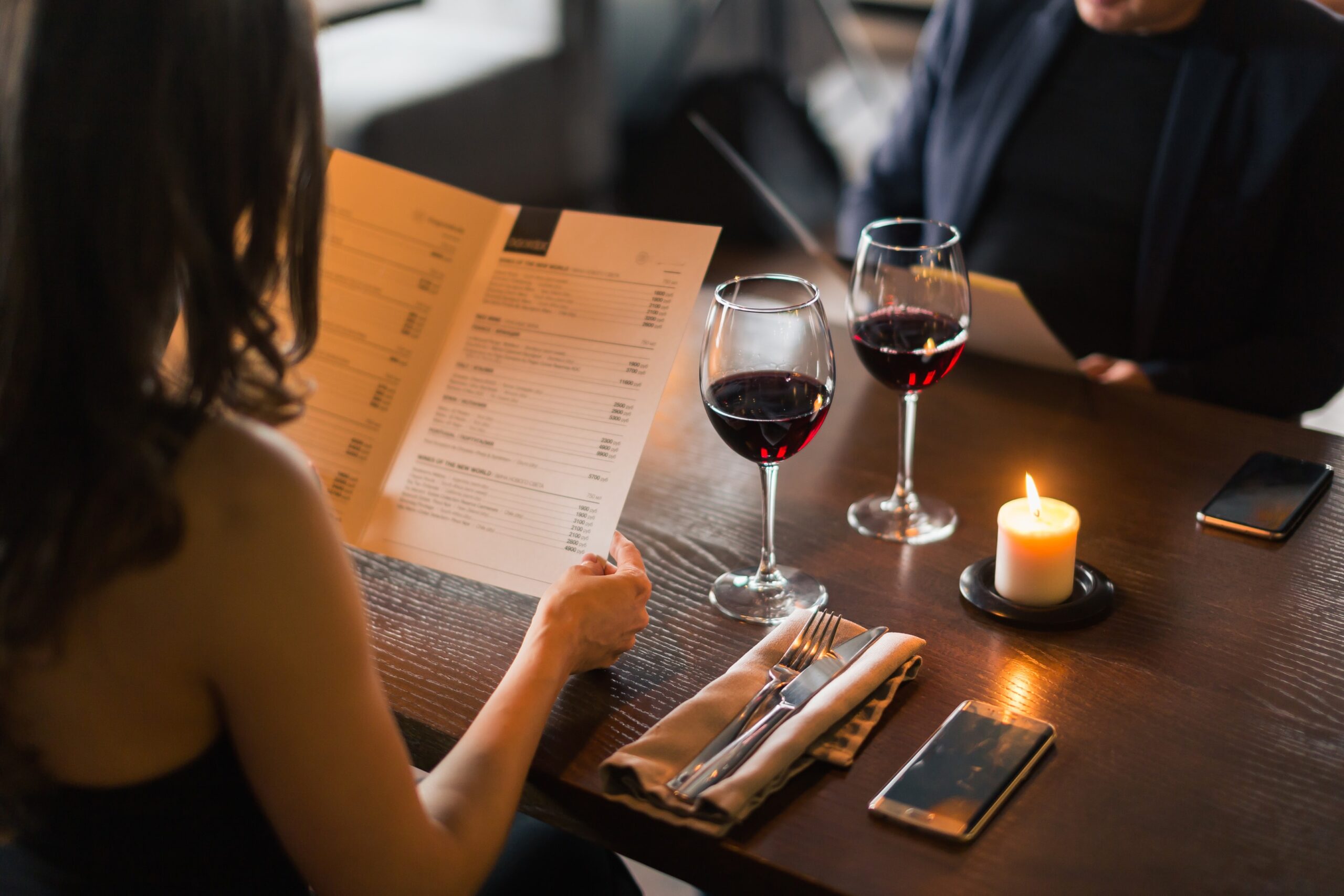 girl reading a menu